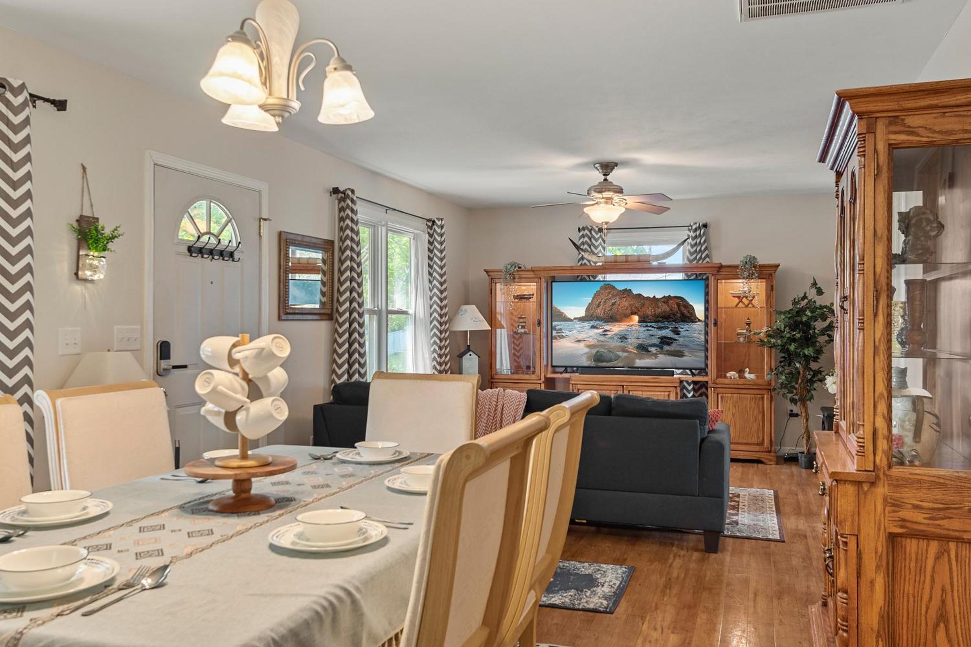Modern Bungalow Home With Mid-Century Flair Σπρίνγκφιλντ Εξωτερικό φωτογραφία